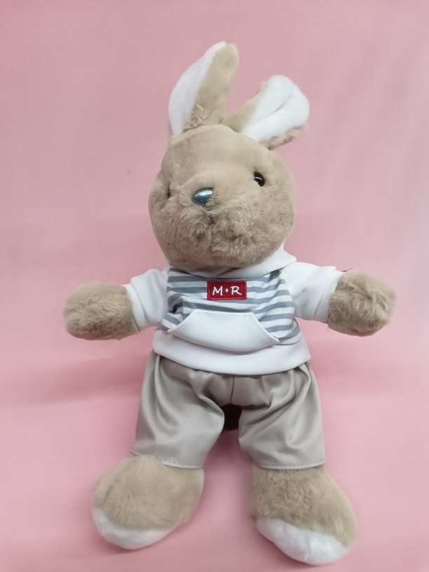 CONEJA BEIGE CON PLAYERA RAYADA